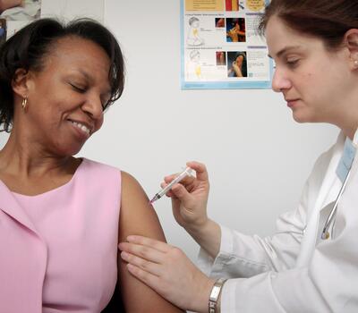 Une stagiaire fait une piqure