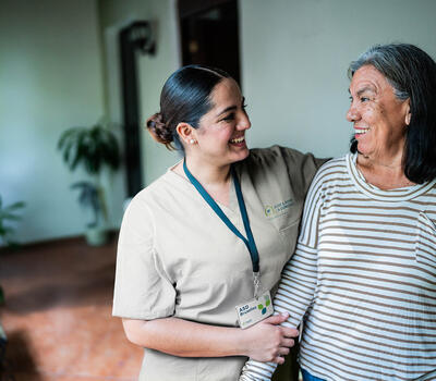 Une aide familiale aide une dame agée