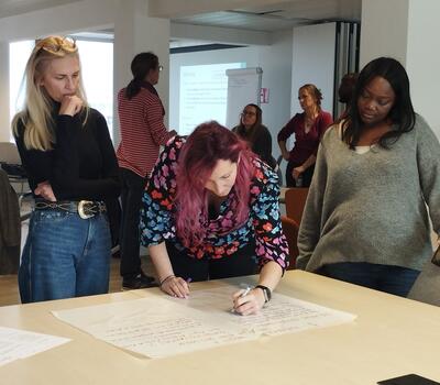  femmes en dans un groupe de travail