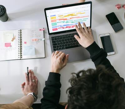 Deux personnes travaillent sur un PC