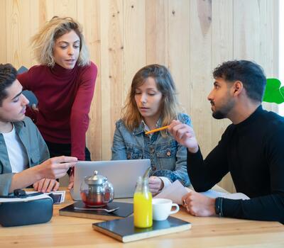 Un groupe de personnes qui discutent