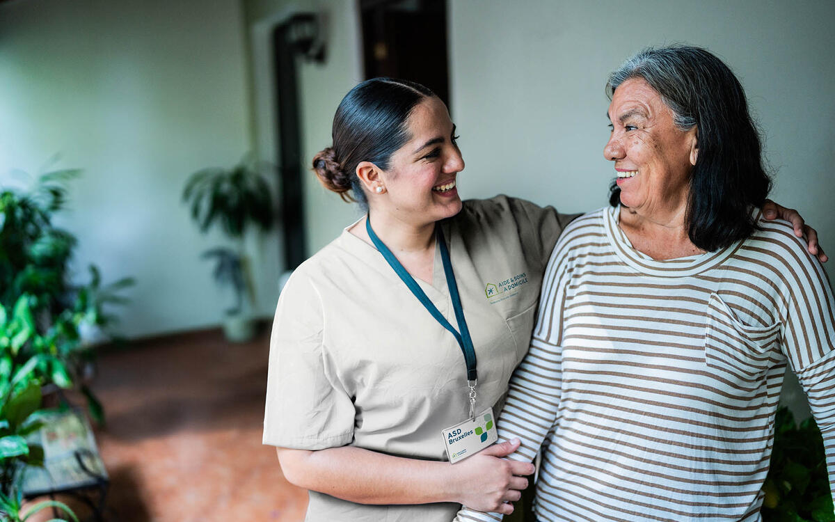 Une aide familiale aide une dame agée