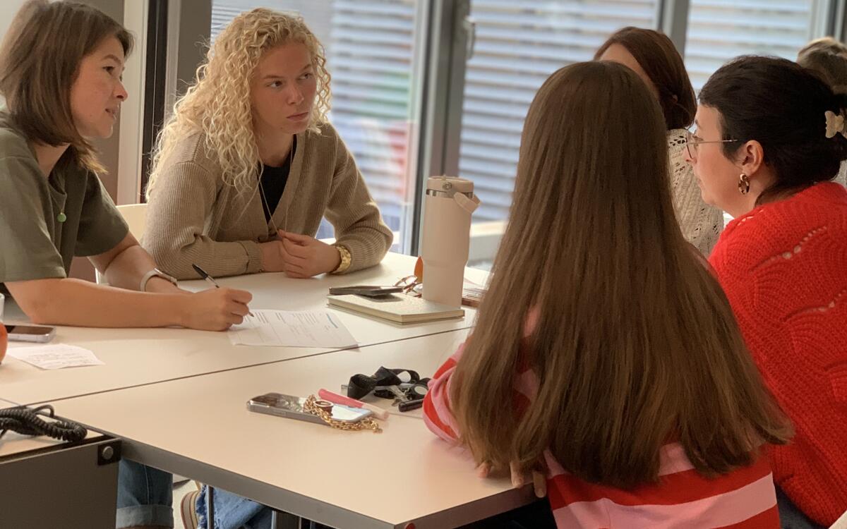 des travailleuses du non-marchand belge travaillent autour d'une table